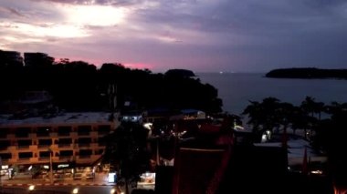 Mor gün batımı, deniz manzaralı ve bulutlu..