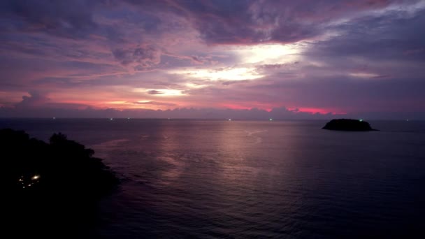 Pôr-do-sol roxo com vista para o mar e nuvens. — Vídeo de Stock