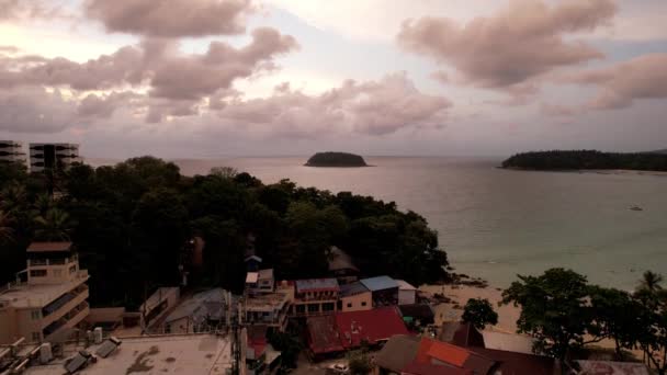 海と雲の景色を望む島の夕日 — ストック動画