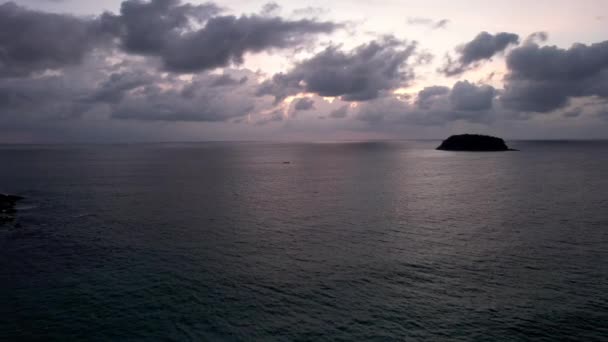 Belo pôr do sol com nuvens, mar e ilha. — Vídeo de Stock