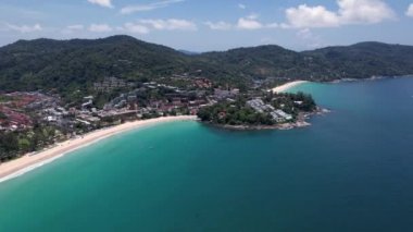 Phuket adasının kar beyazı Kata plajı..