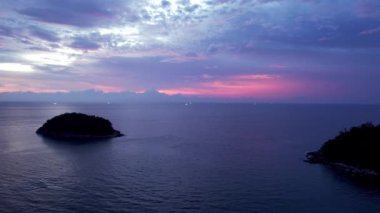 Mor gün batımı, deniz manzaralı ve bulutlu..