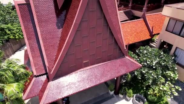Вид на дрон готелю з басейном . — стокове відео