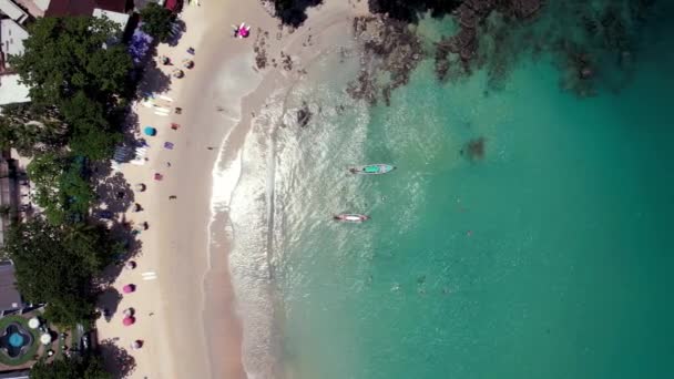 Phuket adasının kar beyazı Kata plajı.. — Stok video