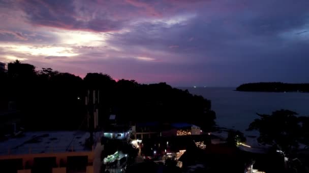 Fioletowy zachód słońca z widokiem na morze i chmury. — Wideo stockowe