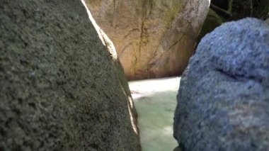 Sahilde taşlardan bir koridor. Su akıyor..