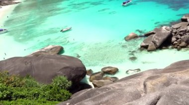 Körfezde turkuaz su var. Adanın manzarası.