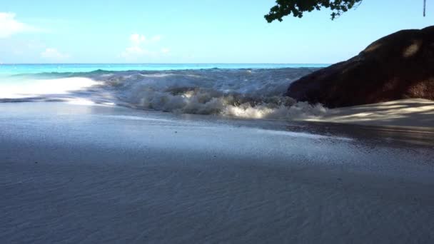 Similan adasında kar beyazı bir plaj. — Stok video