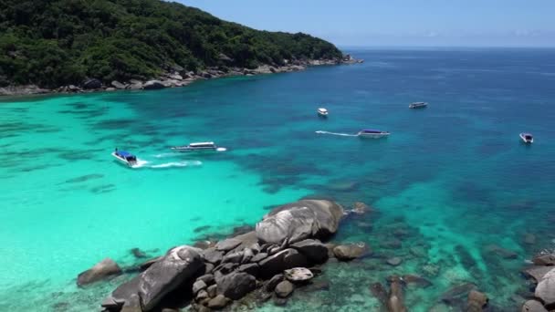 Turquoise water in the bay. View of the island. — Stock Video