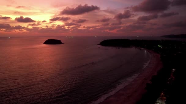 Pôr-do-sol laranja com vista para o mar e a ilha — Vídeo de Stock