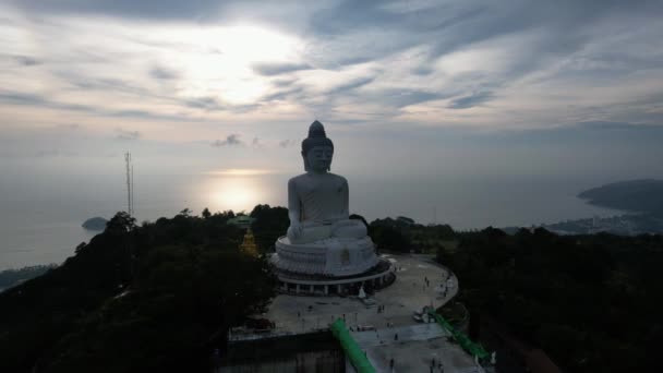 Drönare syn på Big Buddha, Thailand. — Stockvideo