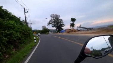 Yol manzarası ve motosikletin yan aynası