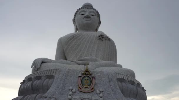 The Big Buddha looks straight into the eyes. — Stock video