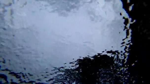 Pohled zpod vody na oblohu a déšť — Stock video