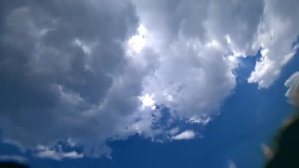 Az ég és a felhők látványa a víz alól. — Stock videók