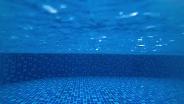Raindrops on the surface of the pool water — ストック動画