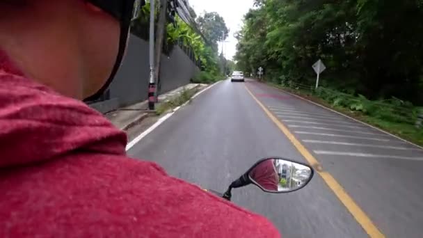 View of the road and the side mirror of motorcycle — Vídeos de Stock