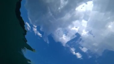 Gökyüzü manzarası ve suyun altından bulutlar..