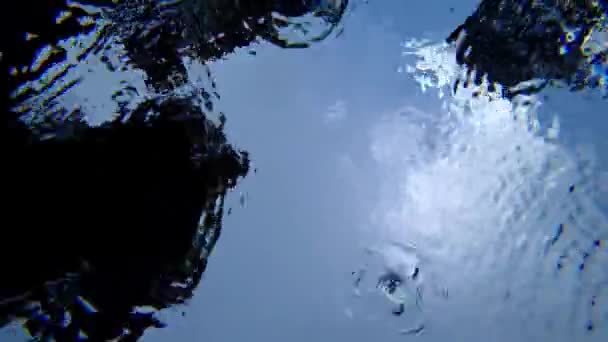 Θέα κάτω από το νερό προς τον ουρανό και τη βροχή — Αρχείο Βίντεο