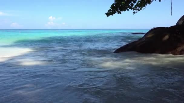 A snow-white beach on the island of Similan. — Stockvideo