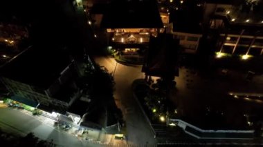 Gece oteli çok güzel aydınlatılmış..