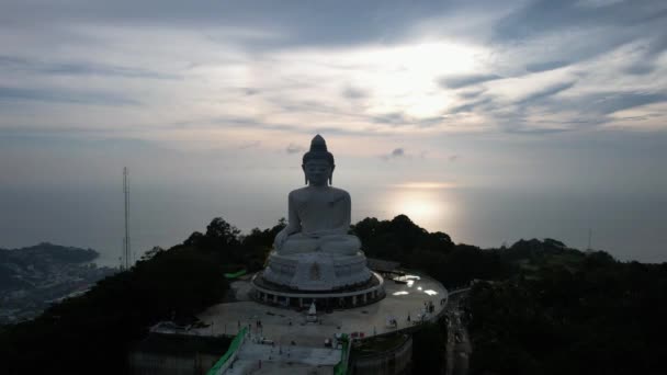Drone uitzicht op de Grote Boeddha, Thailand. — Stockvideo