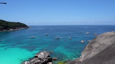 Körfezde turkuaz su var. Adanın manzarası.