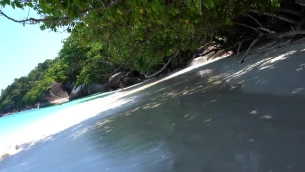 埃梅兰岛上的一个雪白的海滩. — 图库视频影像