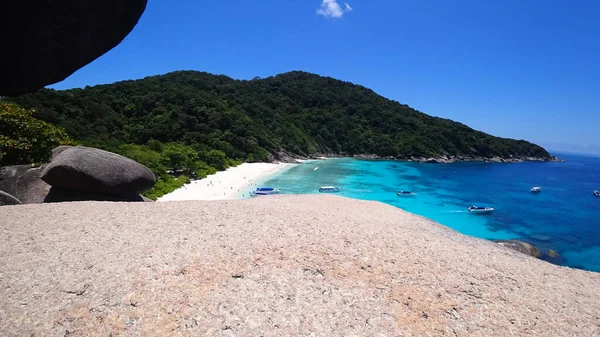 The guy is sitting on a rock and looking at lagoon — Stock Photo, Image