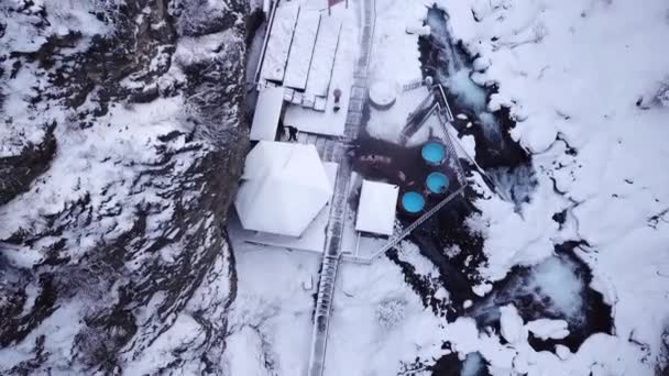 Heiße Quellen im verschneiten Wald und in den Bergen — Stockvideo