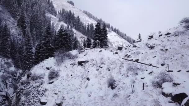 A broken gazebo stands on snowy hill in mountains — Stockvideo