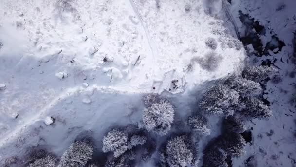 Un gazebo rotto sorge sulla collina innevata in montagna — Video Stock