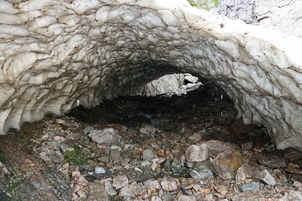 Παγοσπήλαιο, μια σπηλιά χιονιού στα βουνά το καλοκαίρι — Φωτογραφία Αρχείου