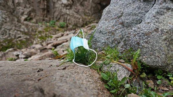 La maschera medica usata è stata buttata fuori in natura. — Foto Stock