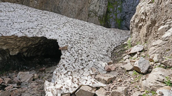 Grotte de glace, une grotte de neige dans les montagnes en été — Photo