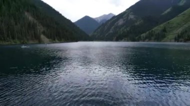 Kolsai dağı gölü ve yeşil orman. Üst görünüm.