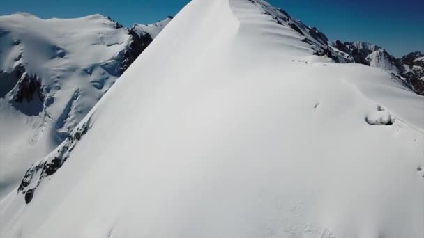 Eine Gruppe von Bergsteigern erklimmt die Spitze des Gipfels. — Stockvideo