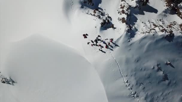 Bir grup dağcı zirveye tırmanıyor.. — Stok video