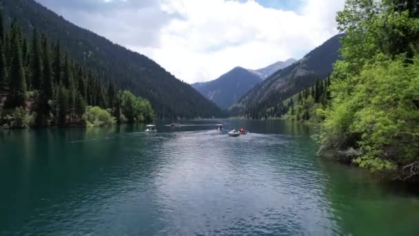 Kolsai mountain lake and green forest. Top view. — Video Stock