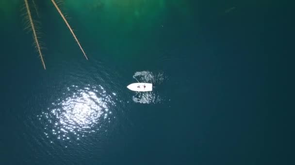 Kolsai mountain lake and green forest. Top view. — Vídeo de Stock