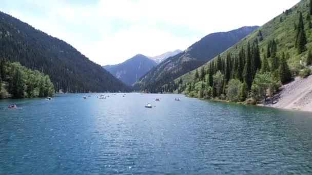 Kolsai Bergsee und grüner Wald. Ansicht von oben. — Stockvideo