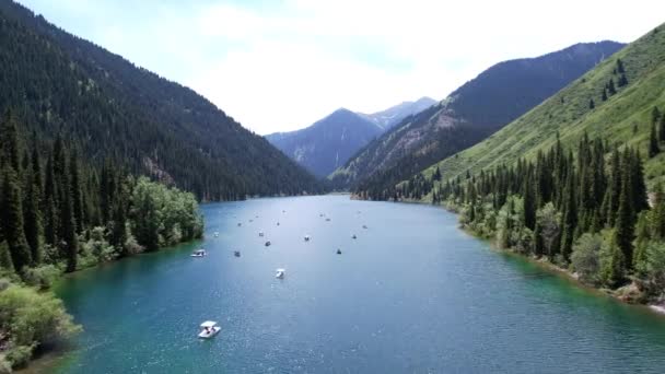 Lac de montagne Kolsai et forêt verte. Vue du dessus. — Video
