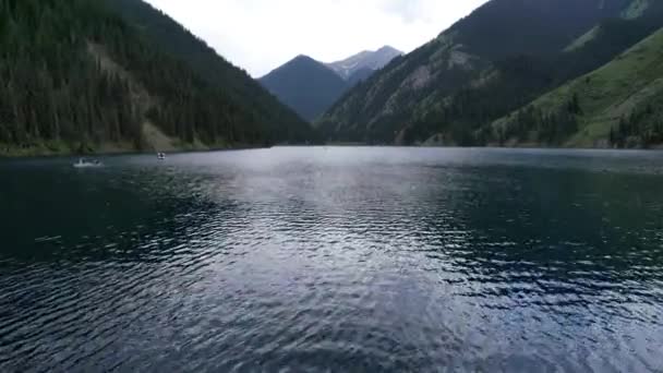 Kolsai mountain lake and green forest. Top view. — Stockvideo