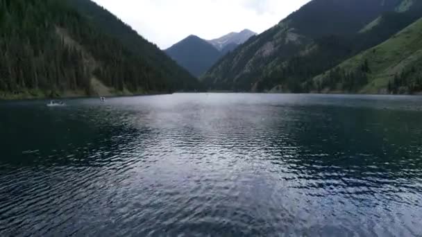 Kolsai Bergsee und grüner Wald. Ansicht von oben. — Stockvideo