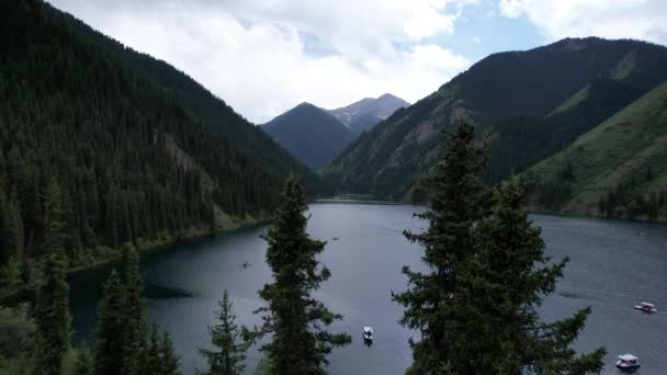 Kolsai mountain lake and green forest. Top view. — Vídeos de Stock