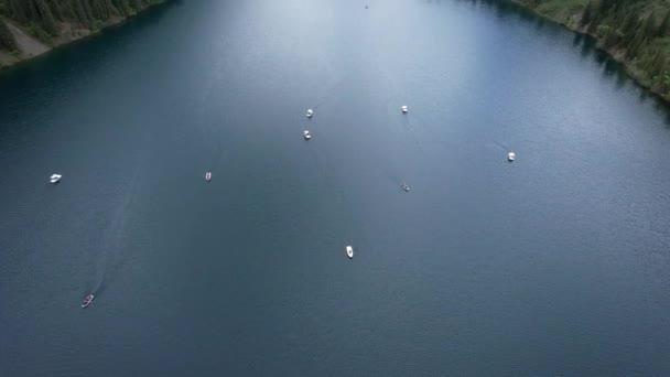 Kolsai mountain lake and green forest. Top view. — Vídeos de Stock