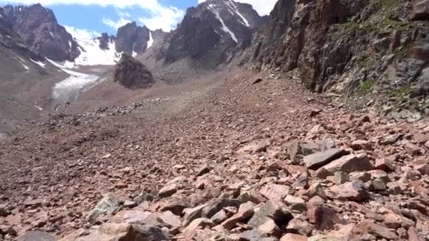 Pyramida z kamení jako ukazatel v horách — Stock video