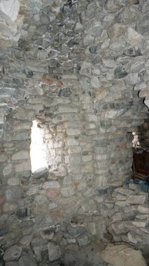 Taş kale, duvarların yanında ve içeride..