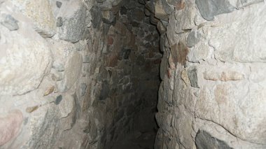 Taş kale, duvarların yanında ve içeride..