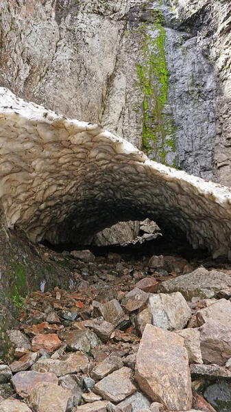 Eisgrotte, im Sommer Schneehöhle in den Bergen — Stockfoto